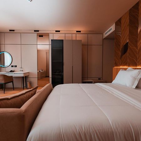 Royal G Deluxe Hotel Shkallnur ภายนอก รูปภาพ