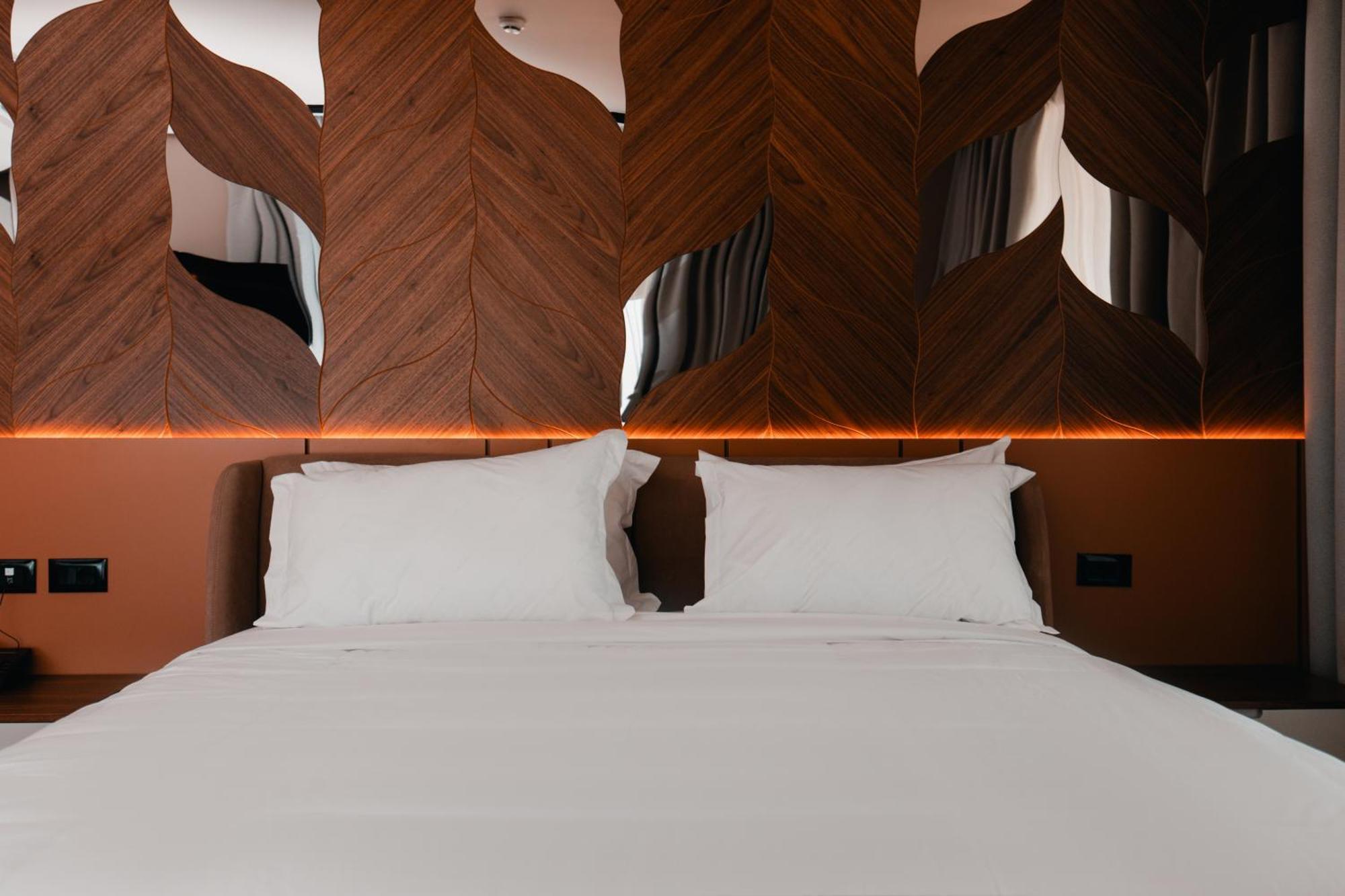 Royal G Deluxe Hotel Shkallnur ภายนอก รูปภาพ