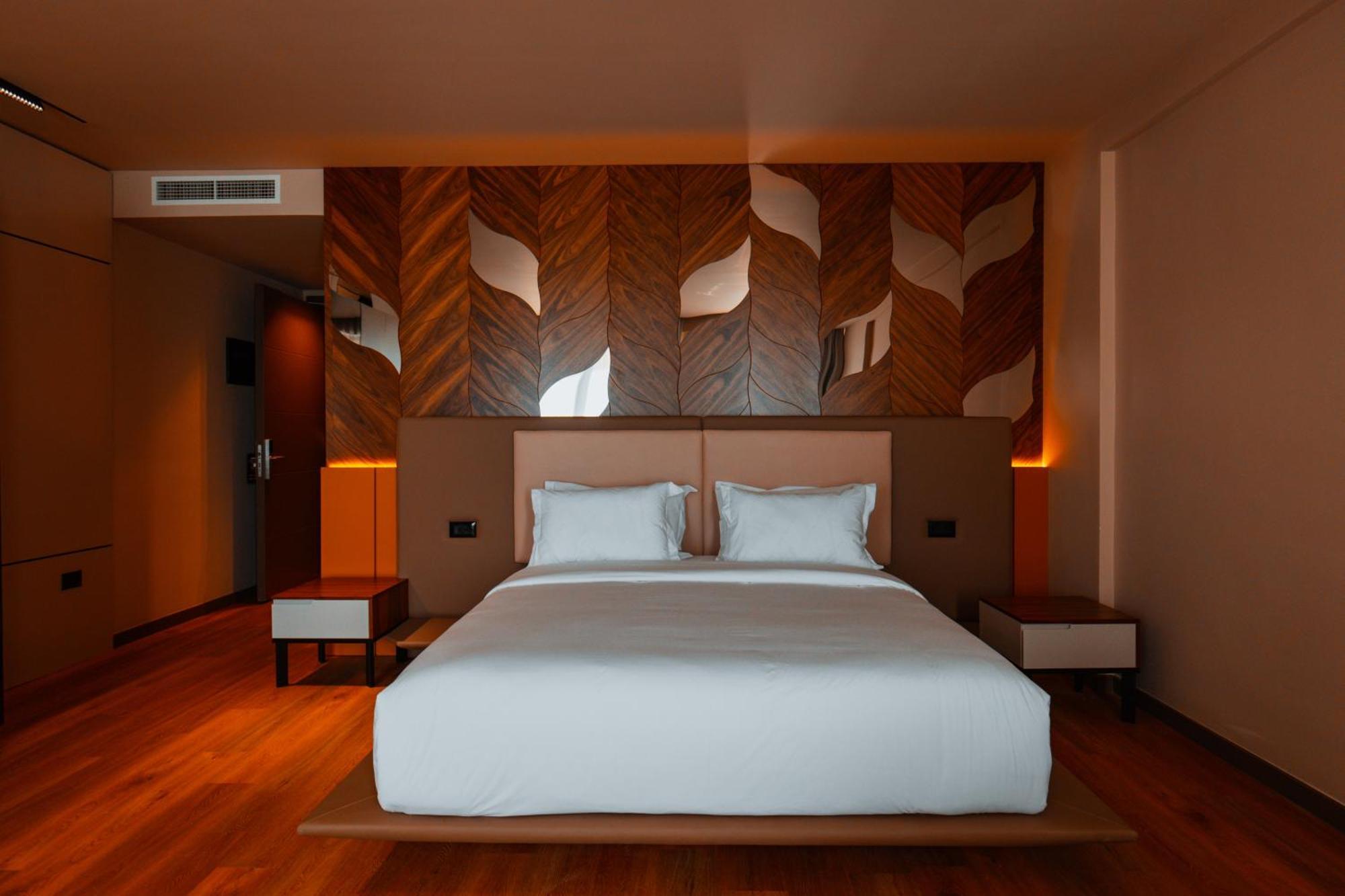Royal G Deluxe Hotel Shkallnur ภายนอก รูปภาพ