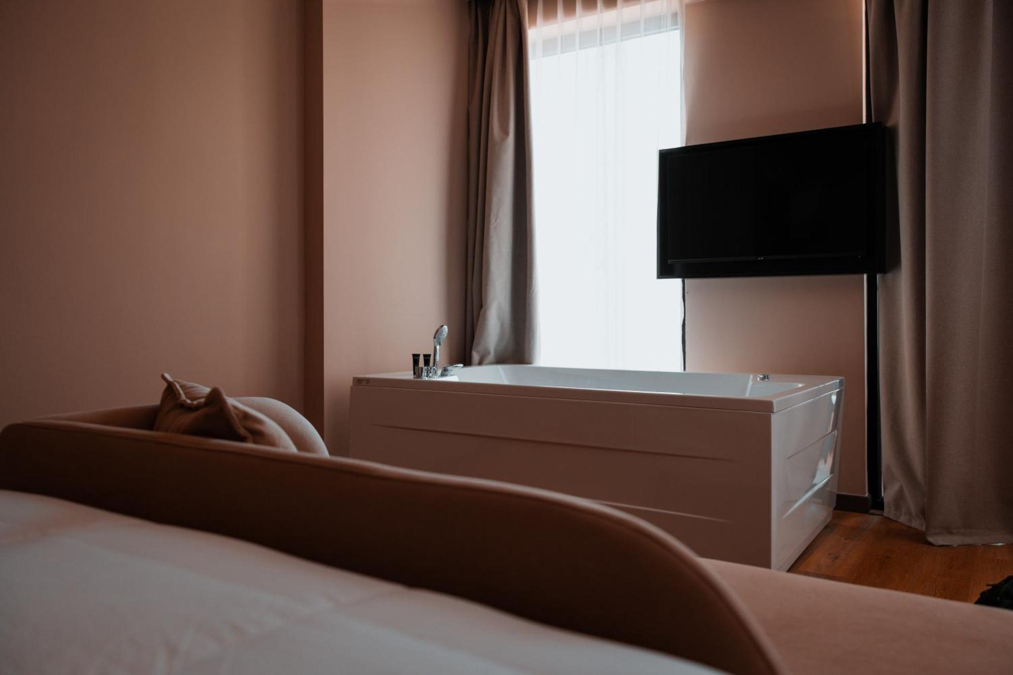 Royal G Deluxe Hotel Shkallnur ภายนอก รูปภาพ
