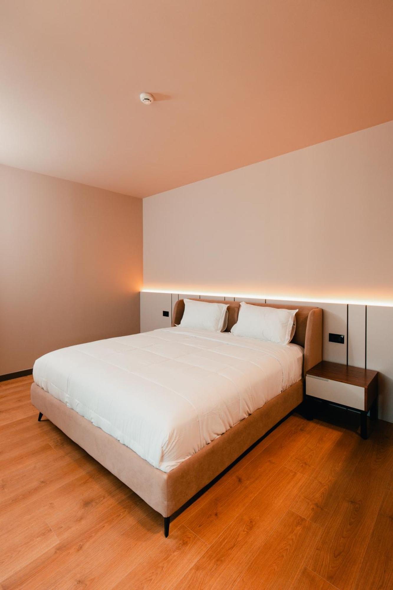 Royal G Deluxe Hotel Shkallnur ภายนอก รูปภาพ