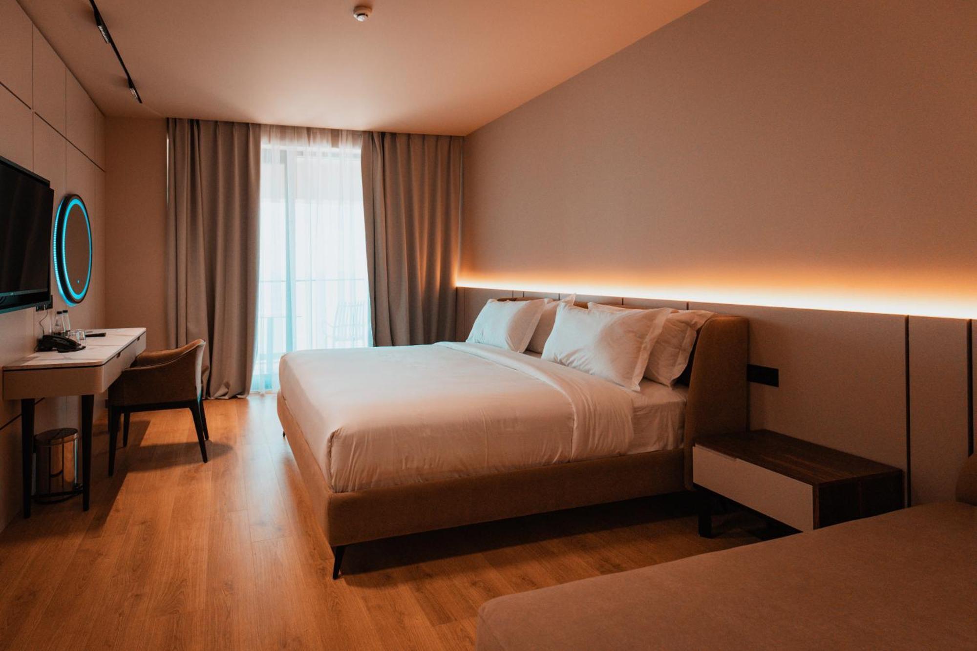 Royal G Deluxe Hotel Shkallnur ภายนอก รูปภาพ