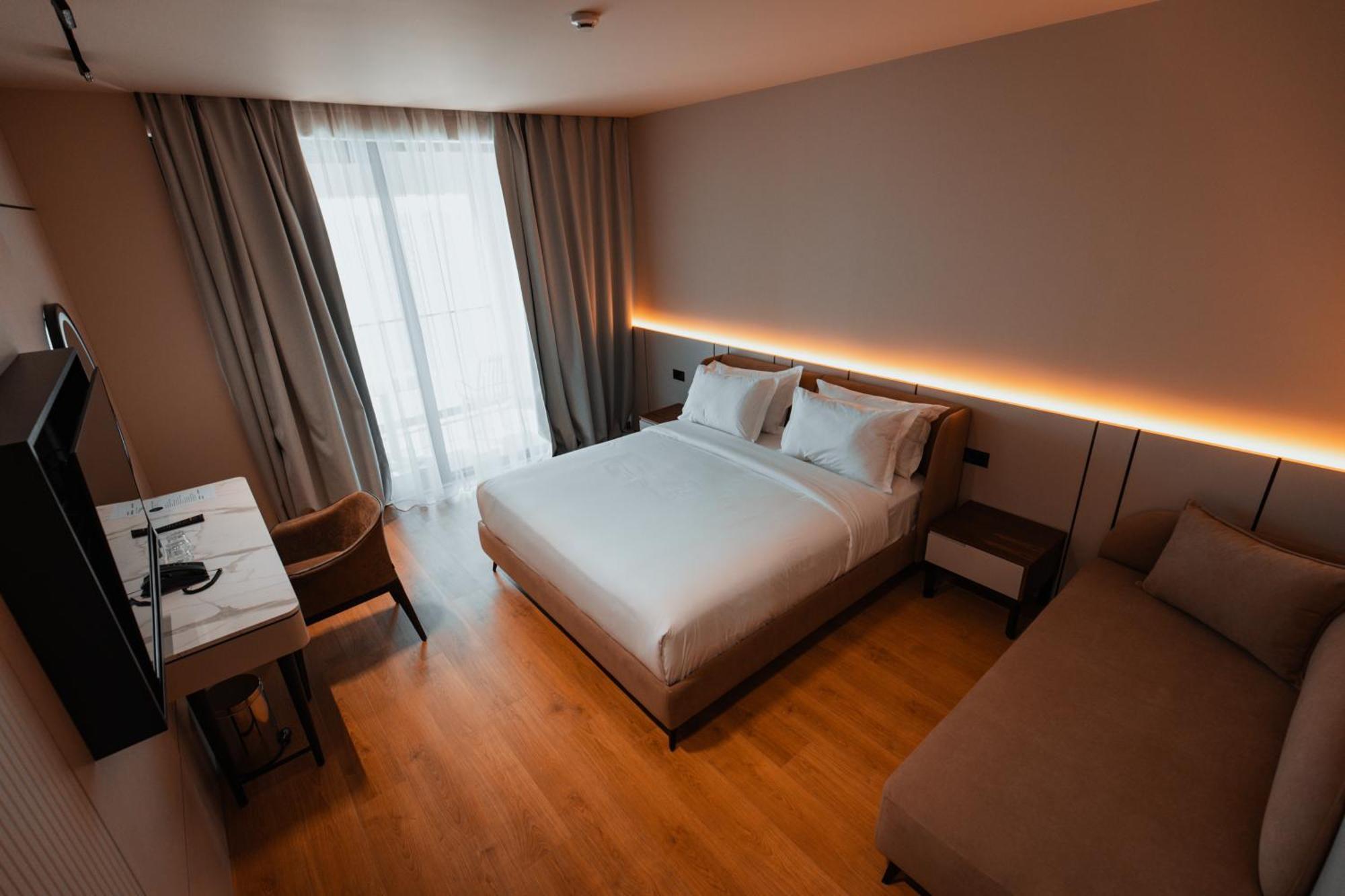 Royal G Deluxe Hotel Shkallnur ภายนอก รูปภาพ