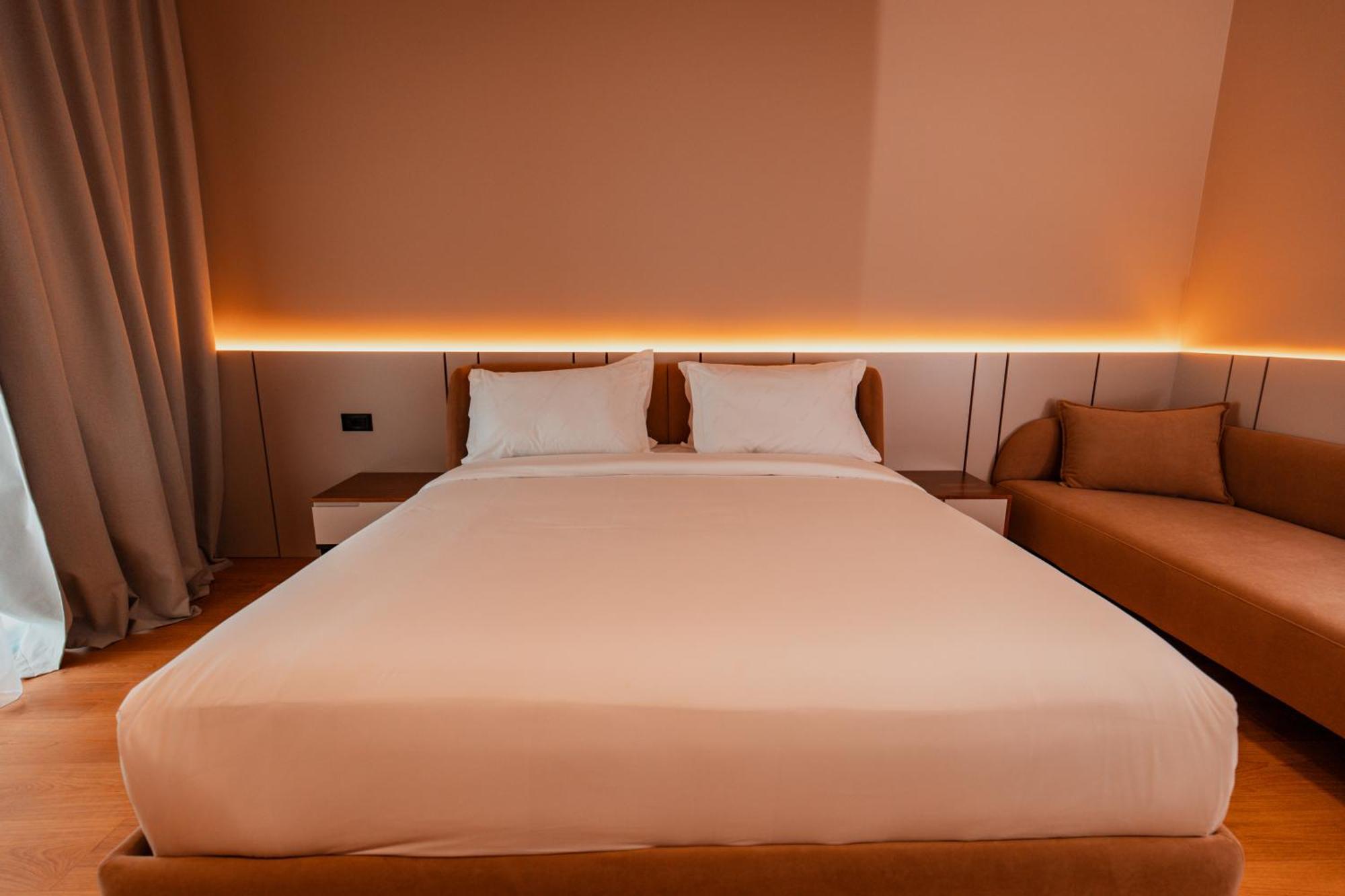 Royal G Deluxe Hotel Shkallnur ภายนอก รูปภาพ