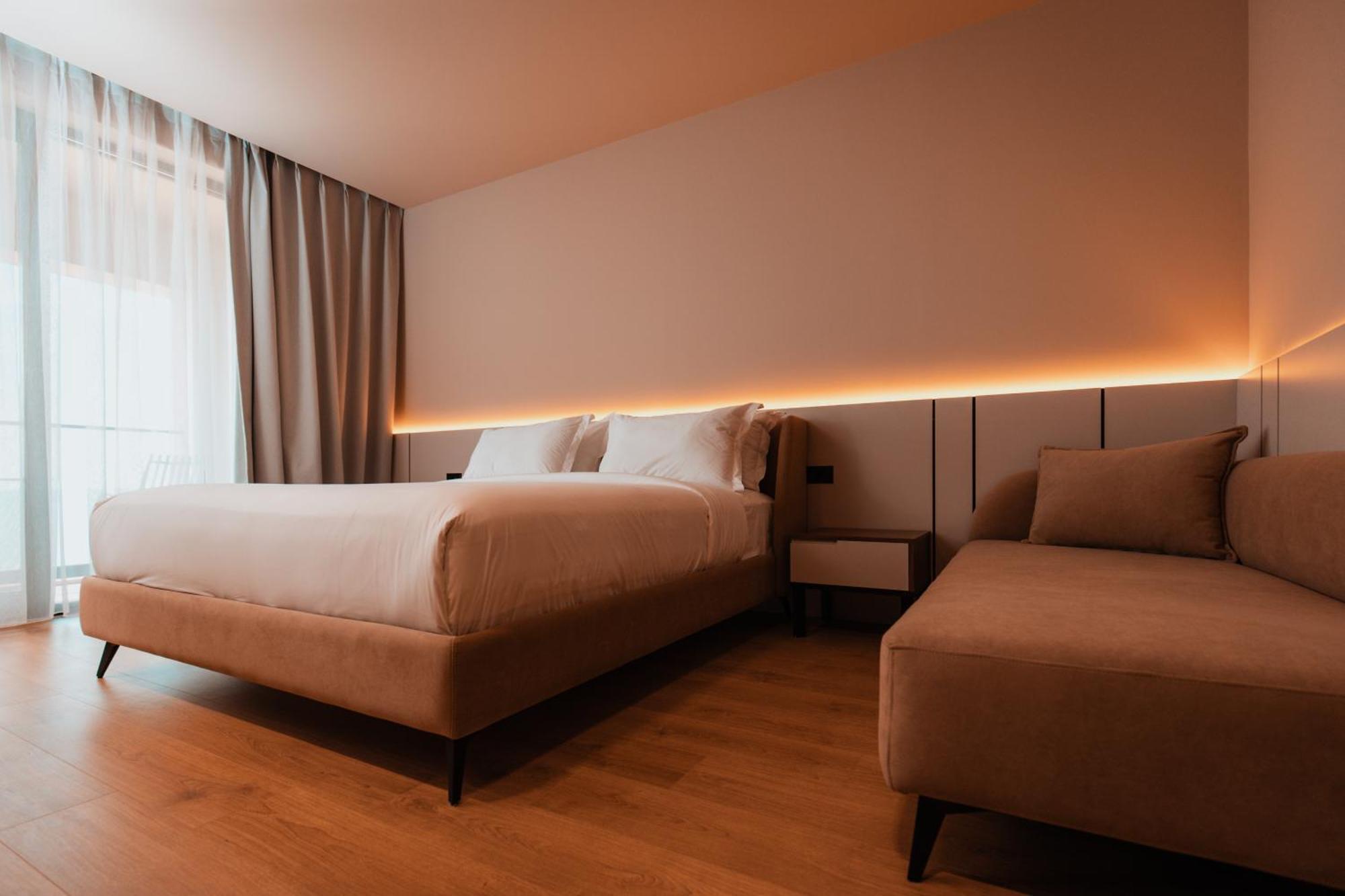 Royal G Deluxe Hotel Shkallnur ภายนอก รูปภาพ